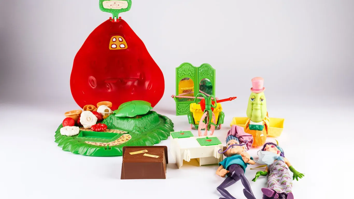 Vintage 1980 Kenner Strawberry Shortcake Berry Bake Shoppe Playset & Figures