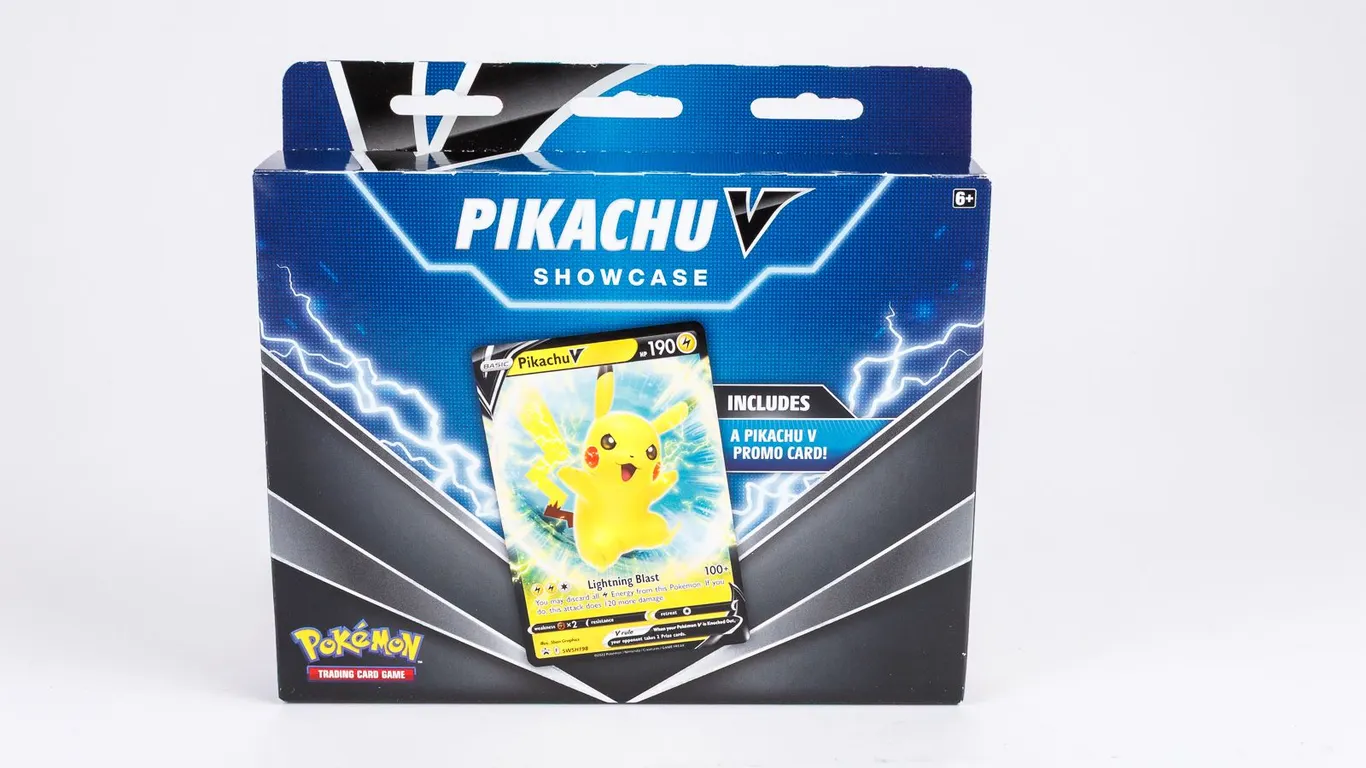 Pokémon TCG Pikachu V Showcase Box - Foil Promo Card & 3 Booster Packs