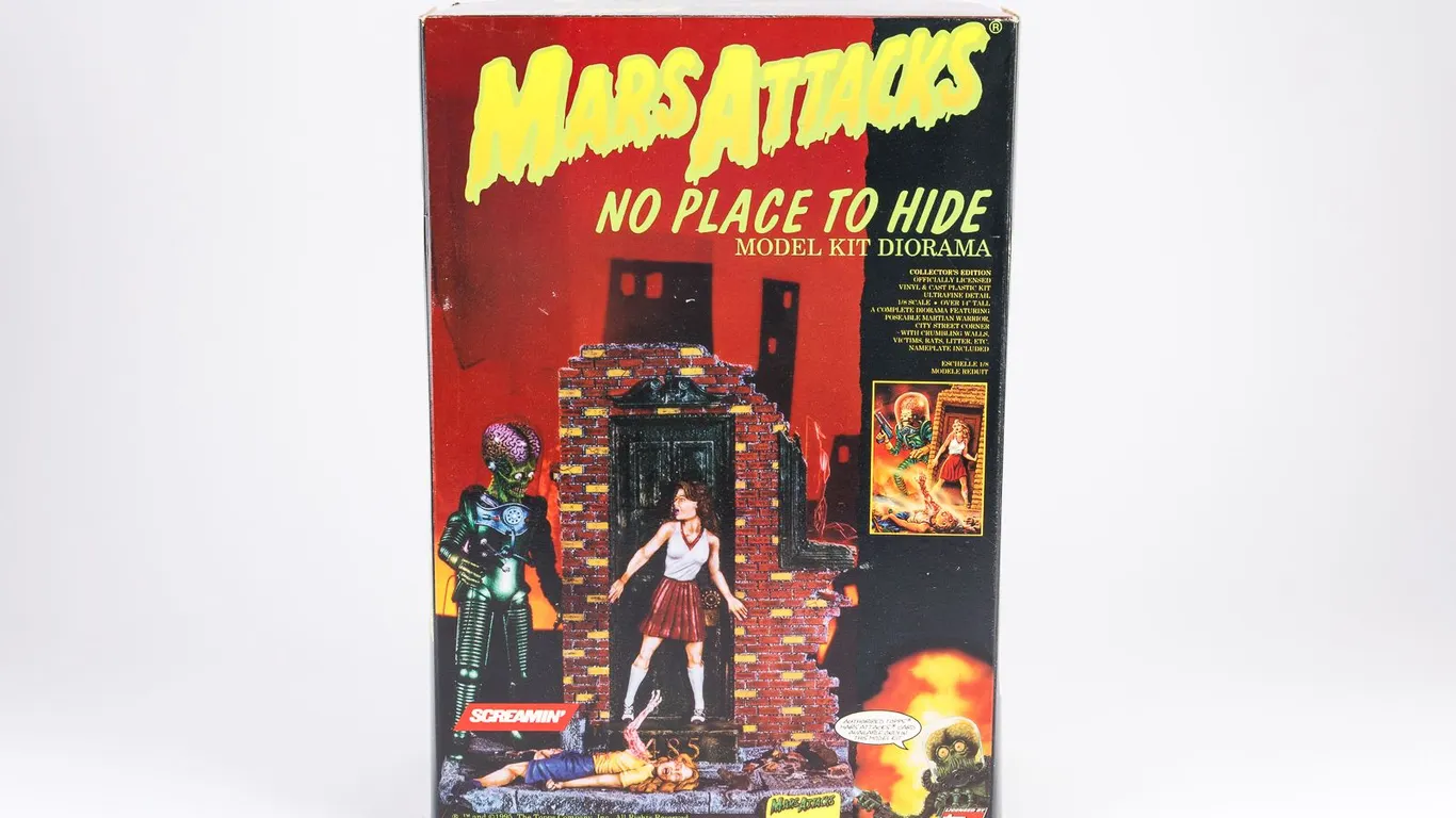 Vintage Mars Attacks "No Place to Hide" Model Kit Diorama