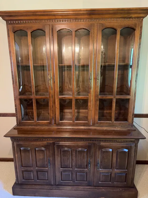 Ethan Allen Manor Collection China Hutch