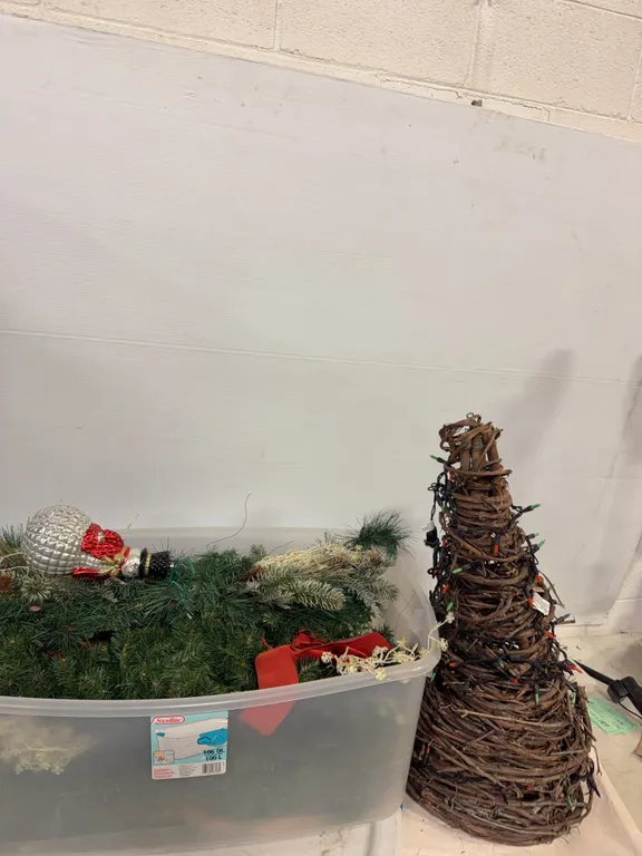 Christmas & Holiday Décor with Grapevine Lighted Tree