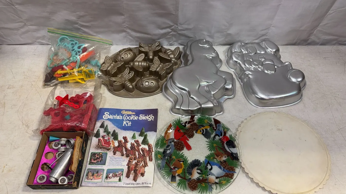 Wilton Character Cake Pans & Cake Decorating Supplies
