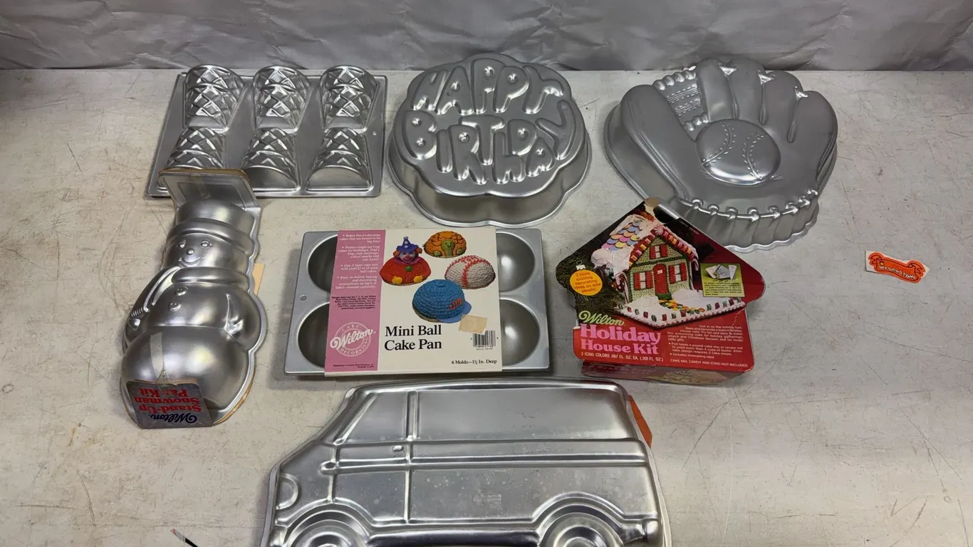 Wilton Novelty Cake Pan Collection & Holiday House Kit