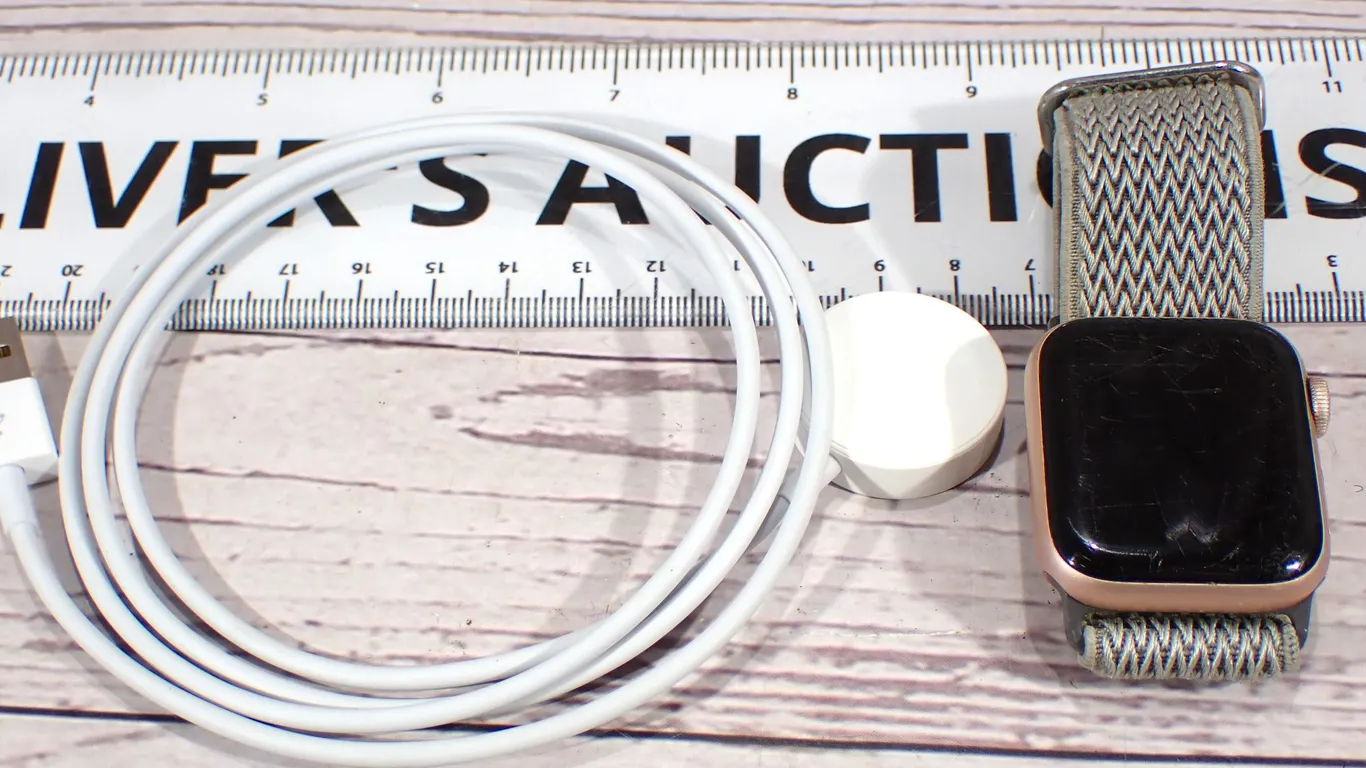 Apple Watch Series 4 40mm GPS+LTE Gold Aluminum - Heavy Screen Scratches