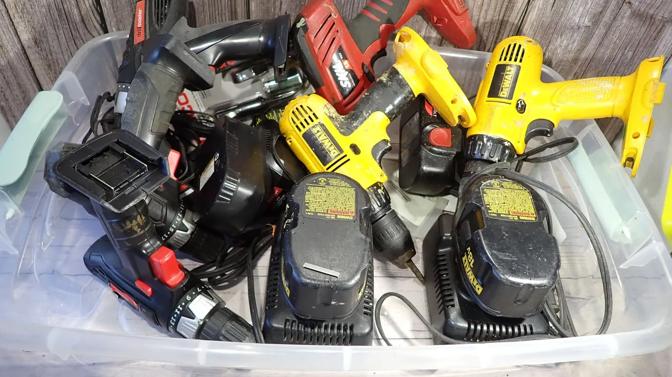 DeWalt, Skil & Drill Master 18V Cordless Drill & Charger Power Tool Lot