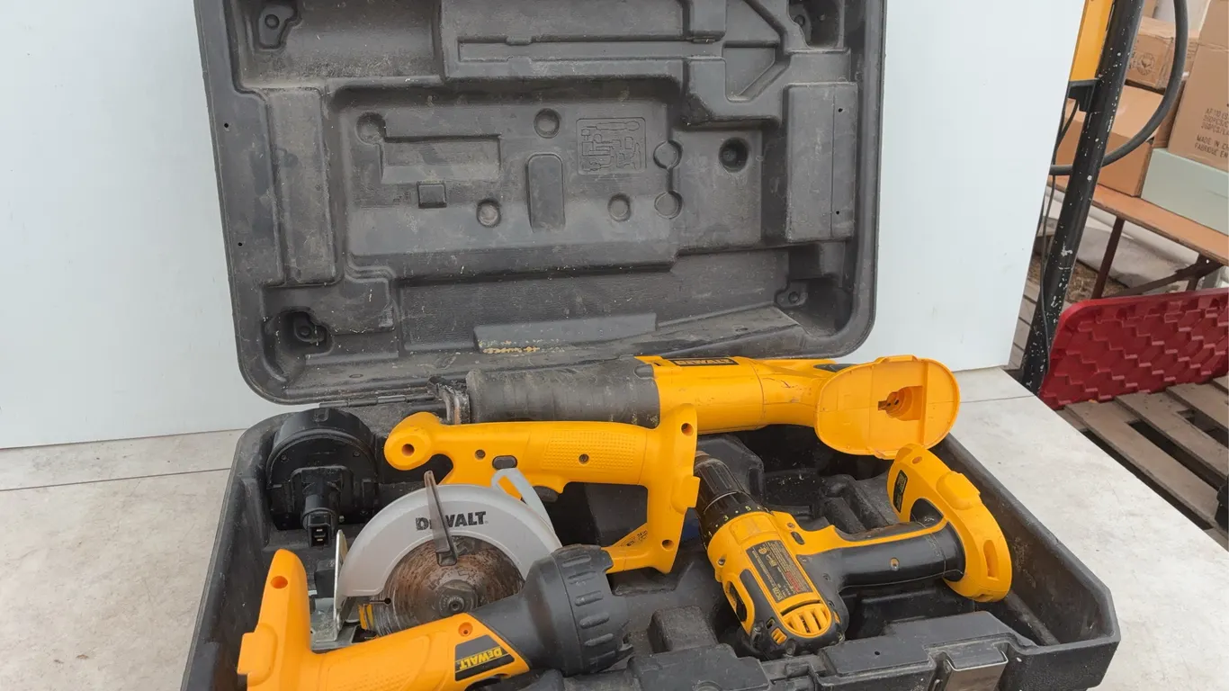 DeWalt 18 V cordless tool set working condition, comes with one working battery and a charger