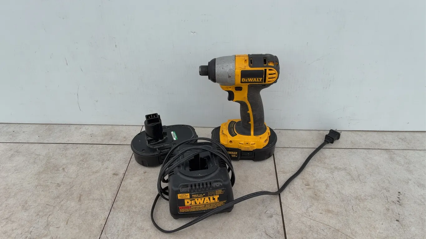 Working 18 V Dewalt impact screwdriver comes with two batteries and charger