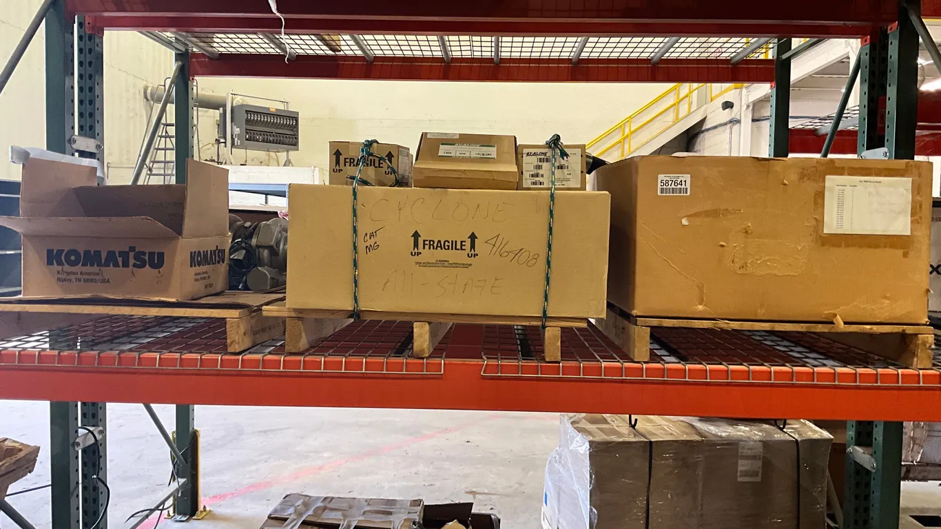 CAT 785D EXTRA HOSES, PALLET OF CAT MOTORGRADER 24V BRUSH