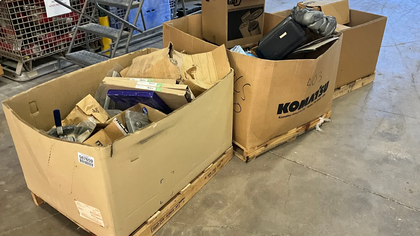 (3) PALLETS OF VARIOUS CAT HYDRAULIC HOSES, AIR FILTERS, GASKETS,
