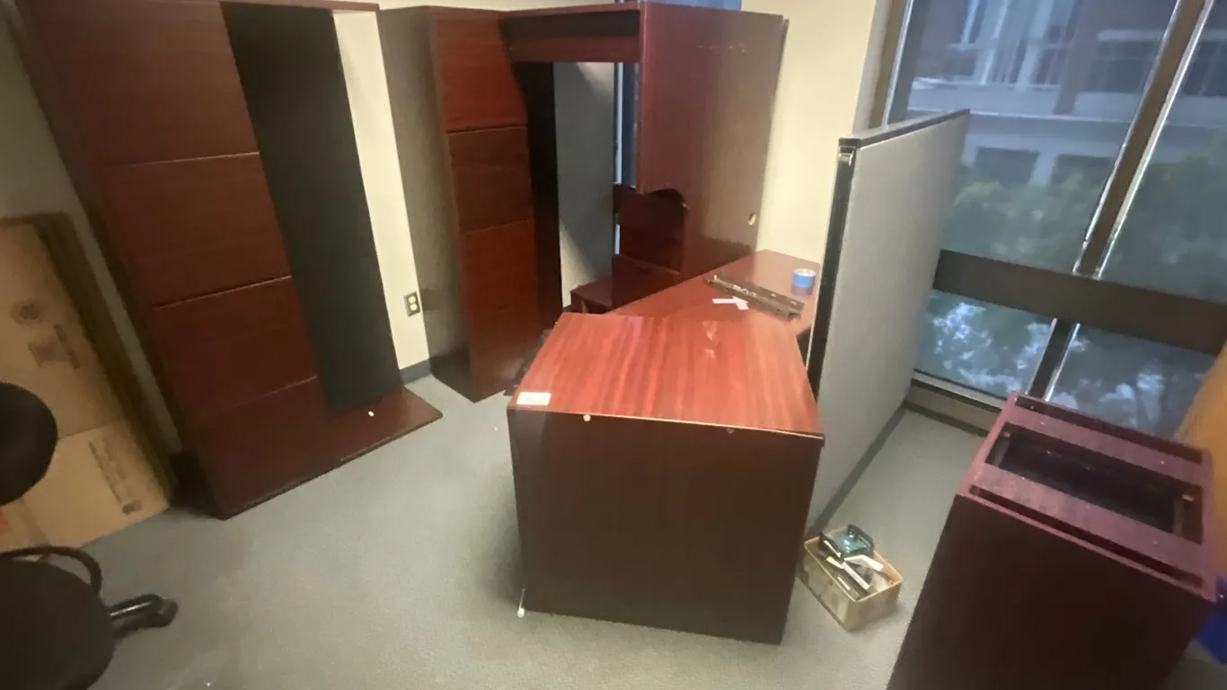 L-SHAPED DESK W/ DRAWERS & OVERHEAD STORAGE