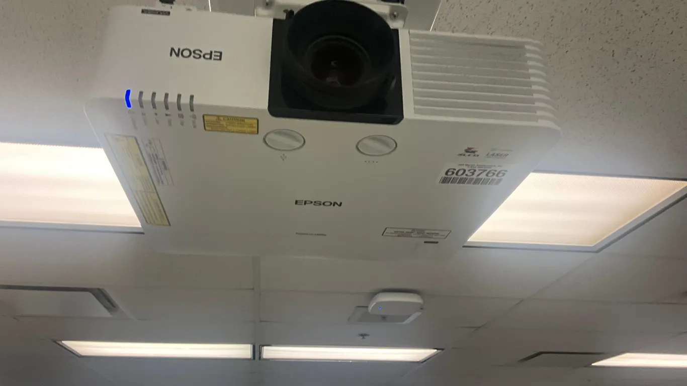EPSON POWERLITE L610U PROJECTOR W/ SCREEN