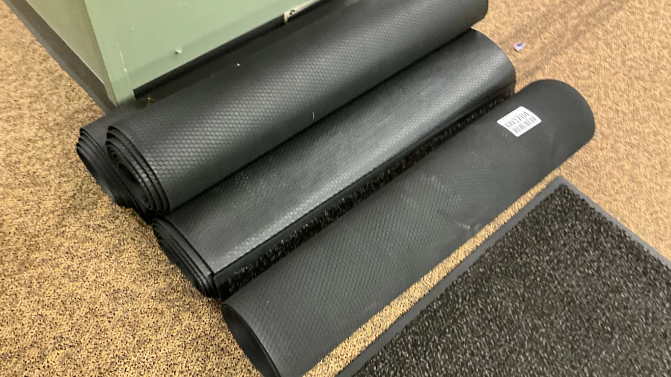 QTY OF (5) RUG RUNNERS