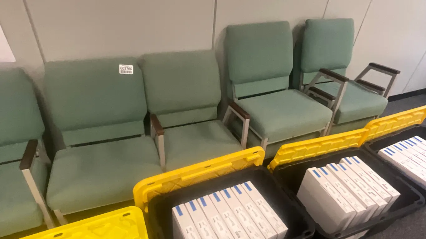 QTY OF (6) OFFICE CHAIRS