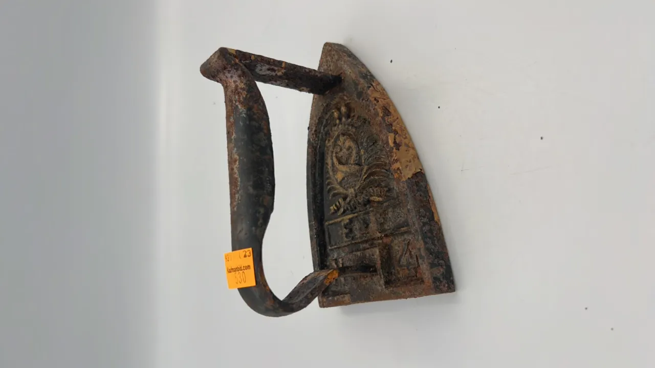 #4 French Sad Iron (Gendarme)