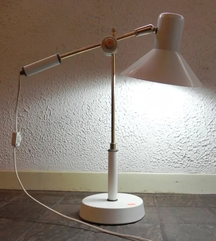 MID CENTURY STYLE WHITE ARTICULATED DESK LAMP