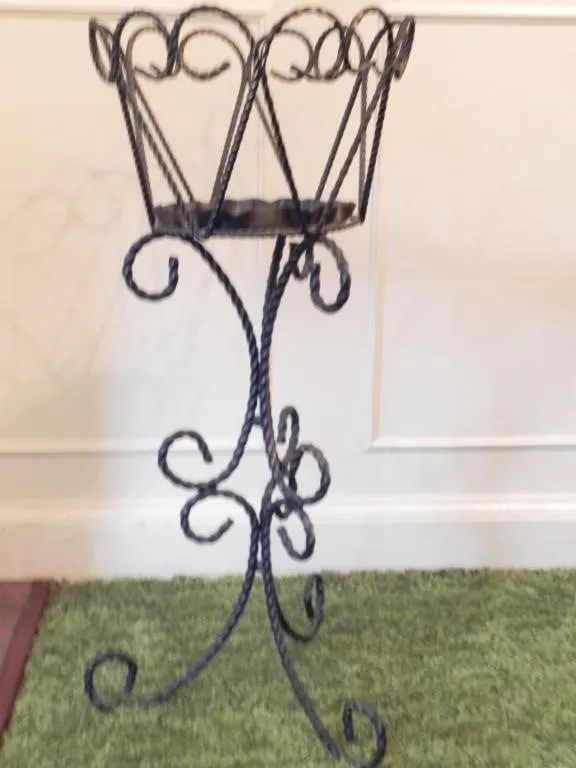 TWISTED WROUGHT IRON POT HOLDER ON SCROLL