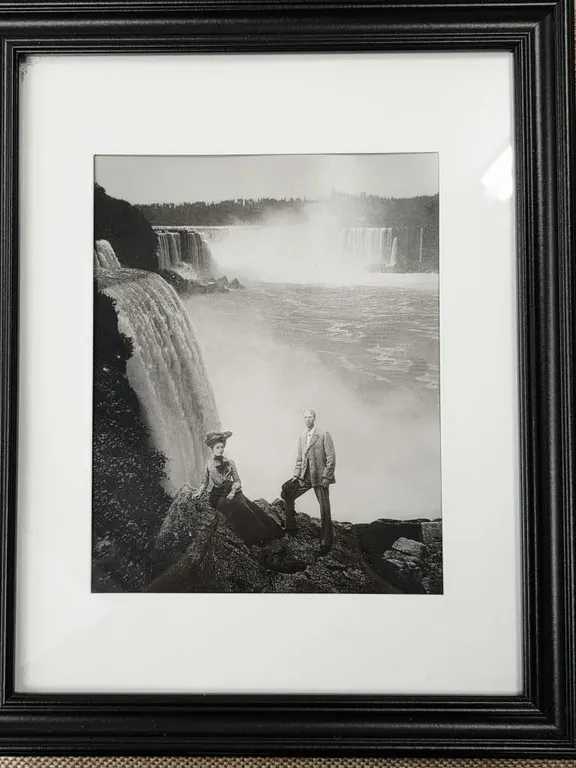 Nostalgic Niagara Falls Couple Art Print