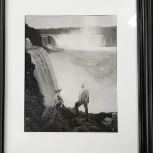 Nostalgic Niagara Falls Couple Art Print