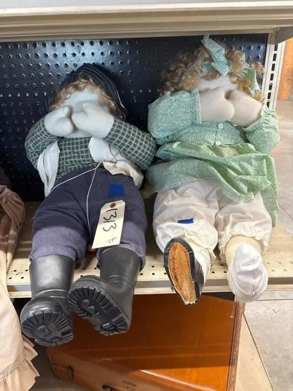 2 Pcs - Peek A Boo Dolls - 1 is missing shoe