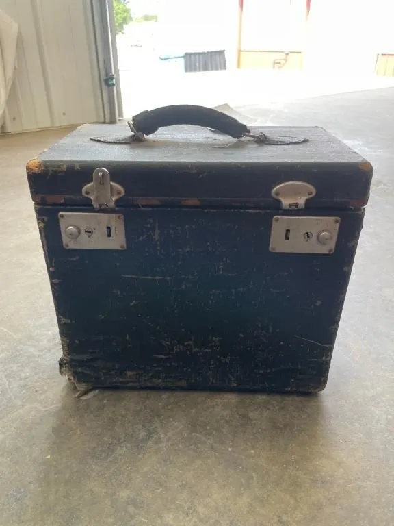 Vintage Singer Sewing Machine in Hardcase