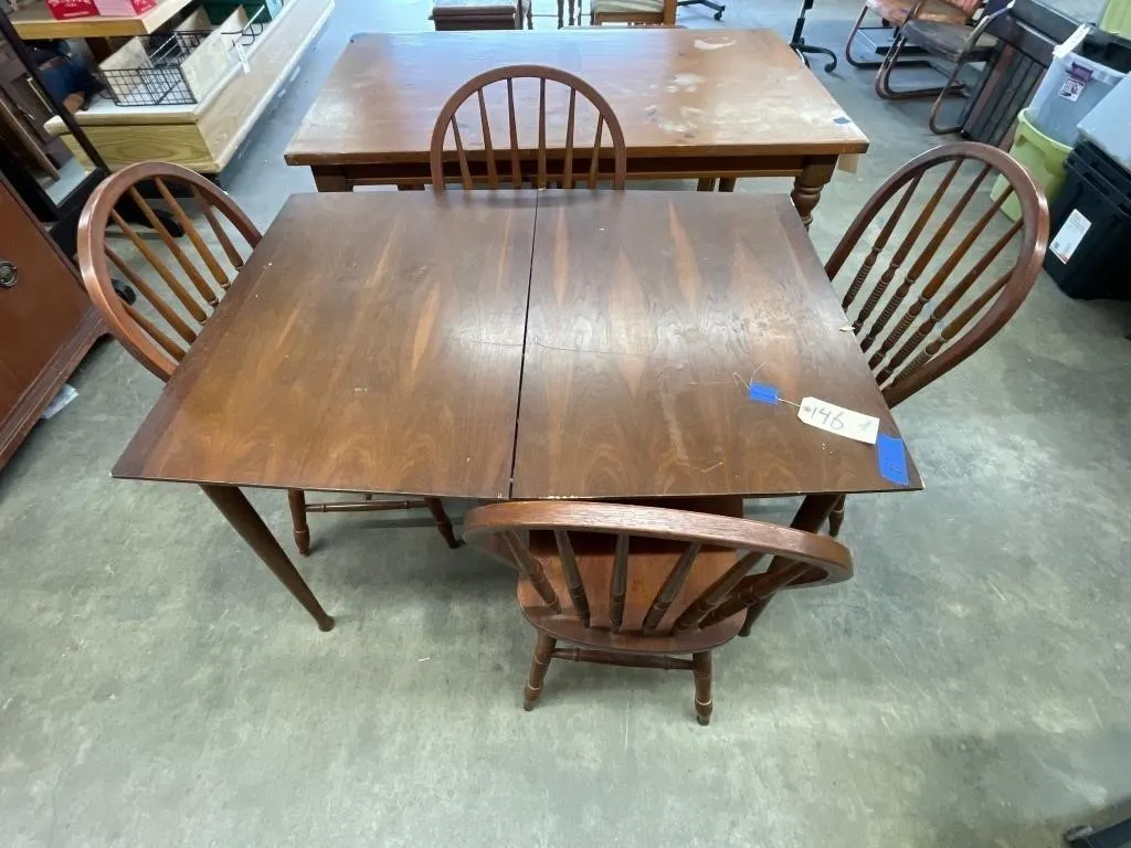 Dining Table w/4 Chairs & Fold Up Leaves