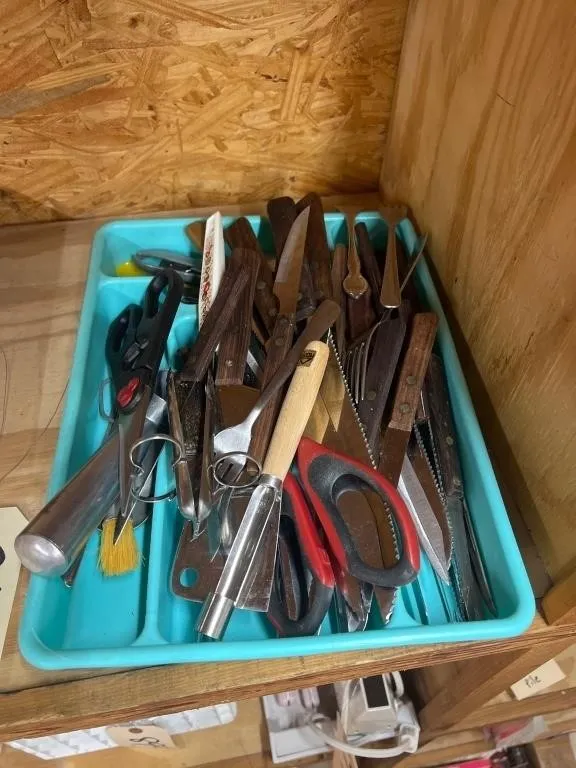 Wood Handled Knives in Flatware Tray