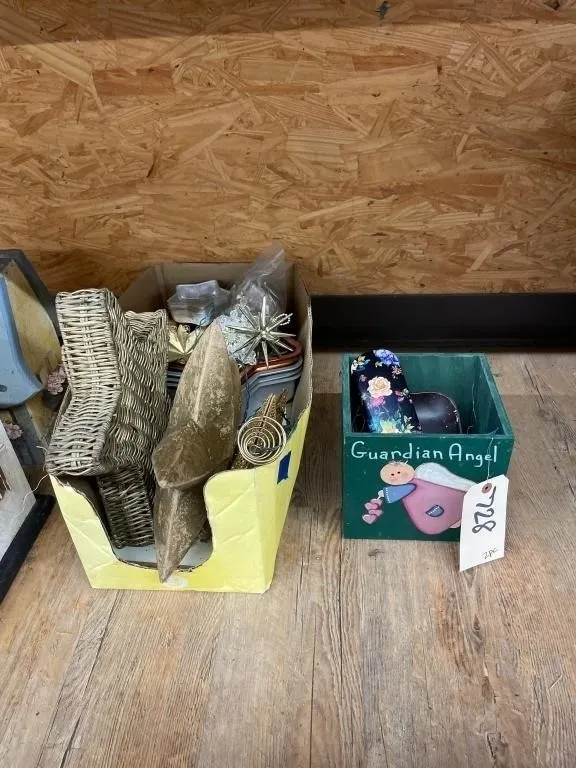 2 Pcs - Wooden Box & Assorted Star Decor