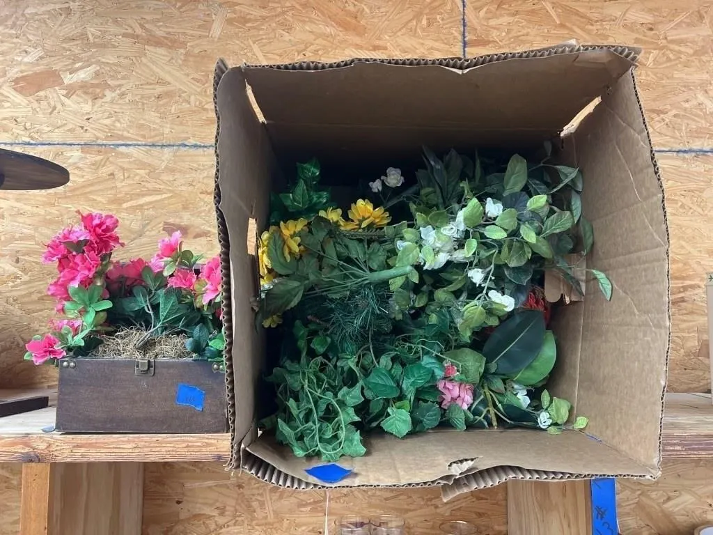 2 Pcs - Faux Flowers & Wooden Box