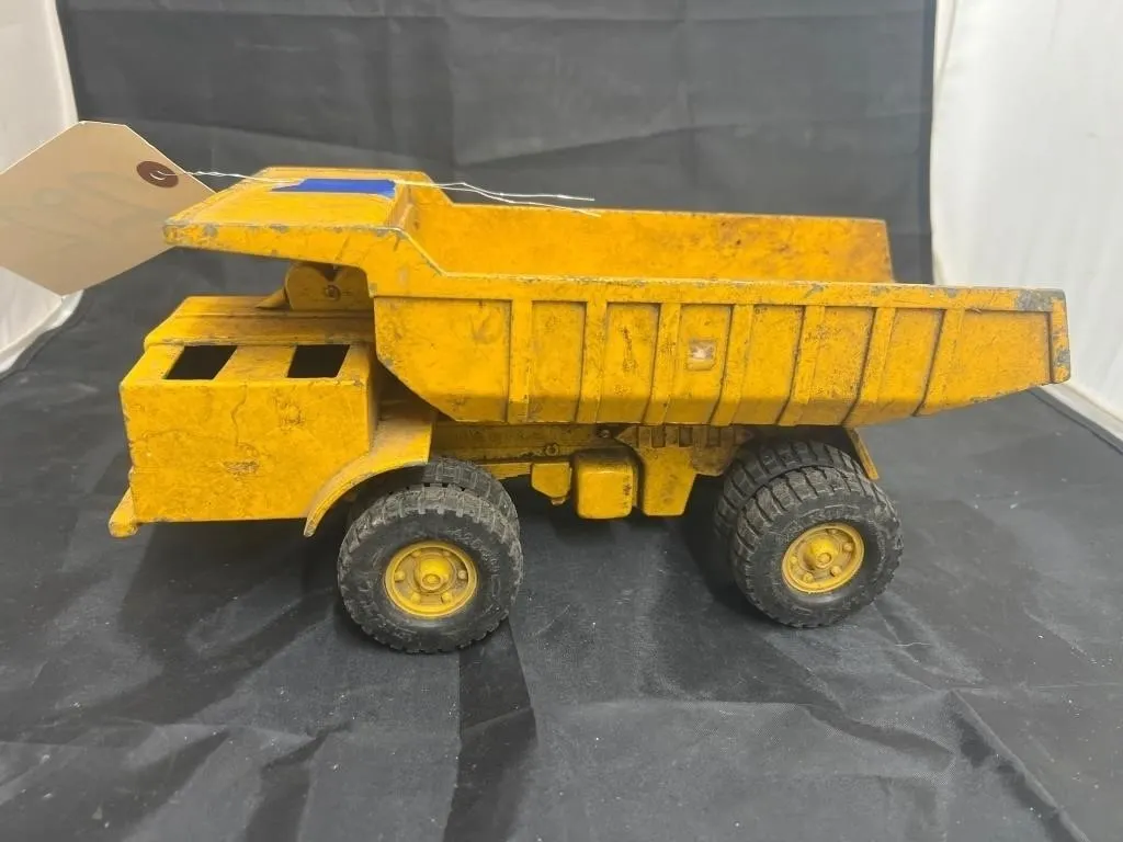 Metal Int'l Dump Truck Toy