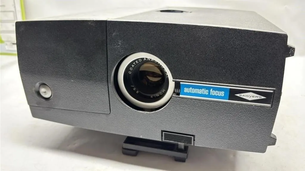 Sawyers Automatic Focus Projector