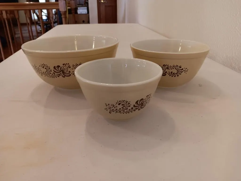 Pyrex Homestead mixing bowls. Small chip on