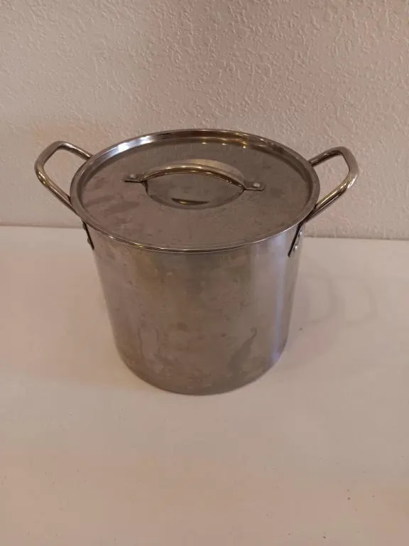 Stainless pot with lid.