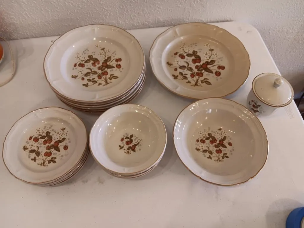 Antique Array Brick Oven Stoneware. Strawberry