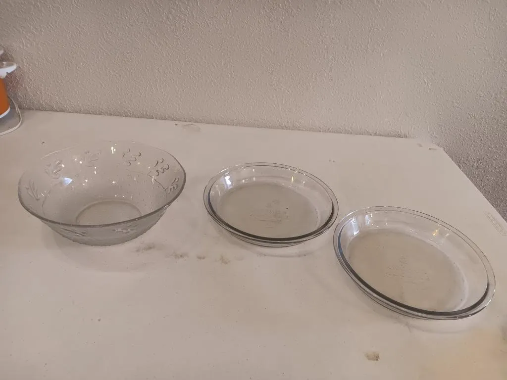 Anchor Hocking pie plates 9", glass decorative