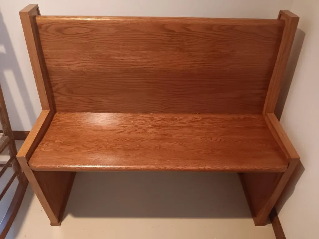 Wooden bench.
Approx. 46Wx40Hx20L.