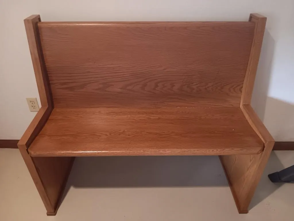 Wooden bench.
Measurements. Approx. 46Wx40Hx20L.
