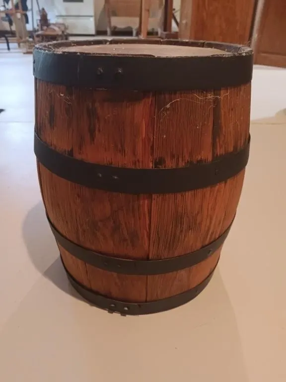 Small wooden keg.
Approx. 10