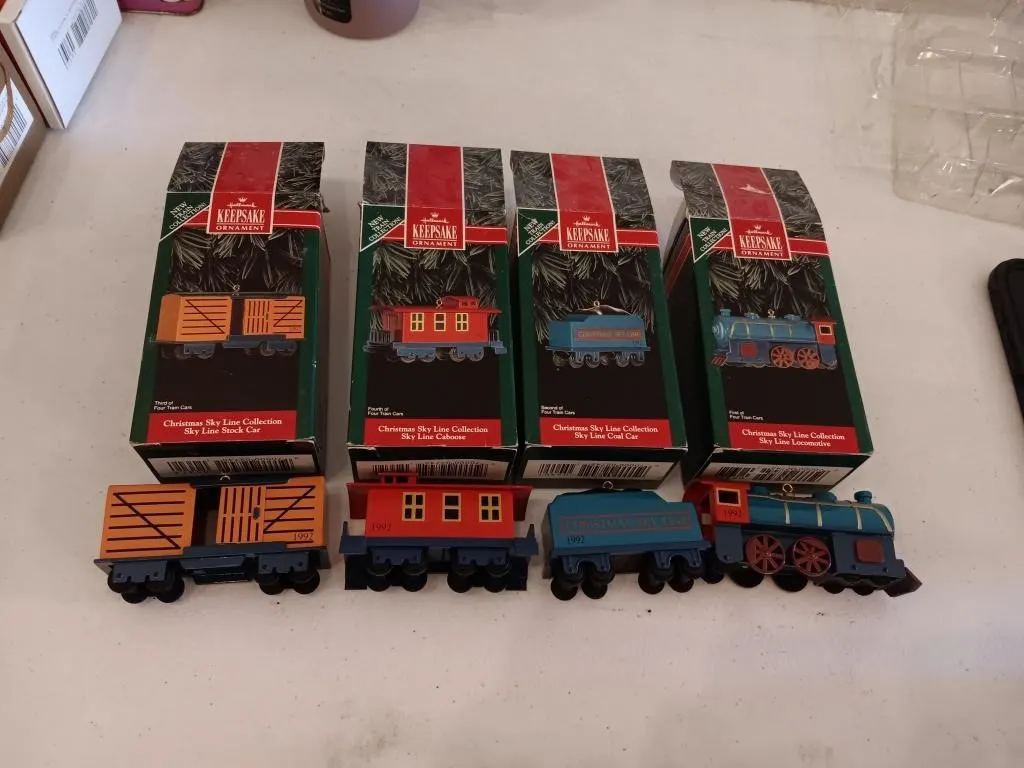 Keepsake Ornaments. Christmas Skyline Collection.