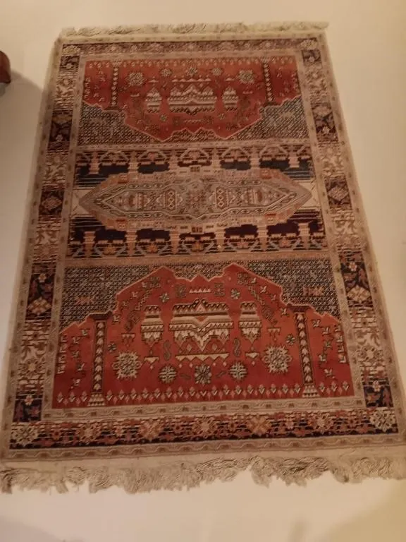 Dan Powell Co. Area rug.
Approx.