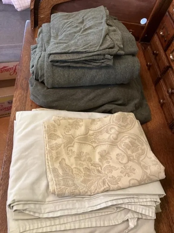 One set of queen size sheets & three flat