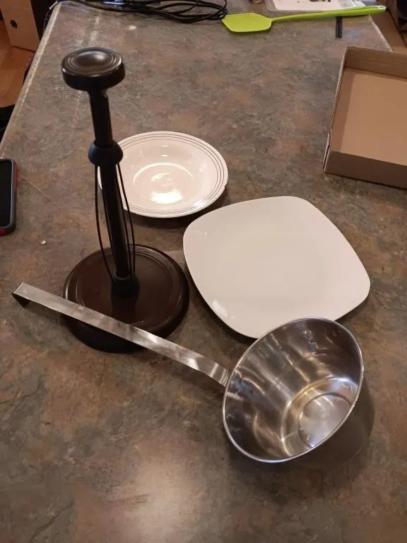 Assortment of kitchen items.