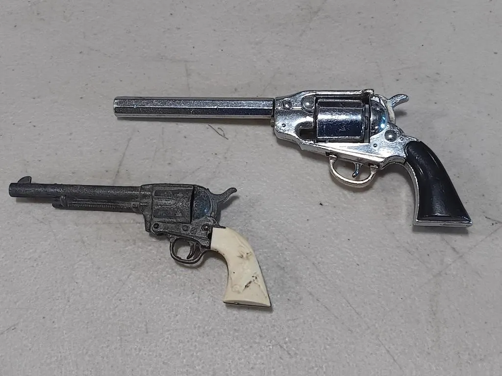 Vintage miniature toy guns.
Measurements approx.