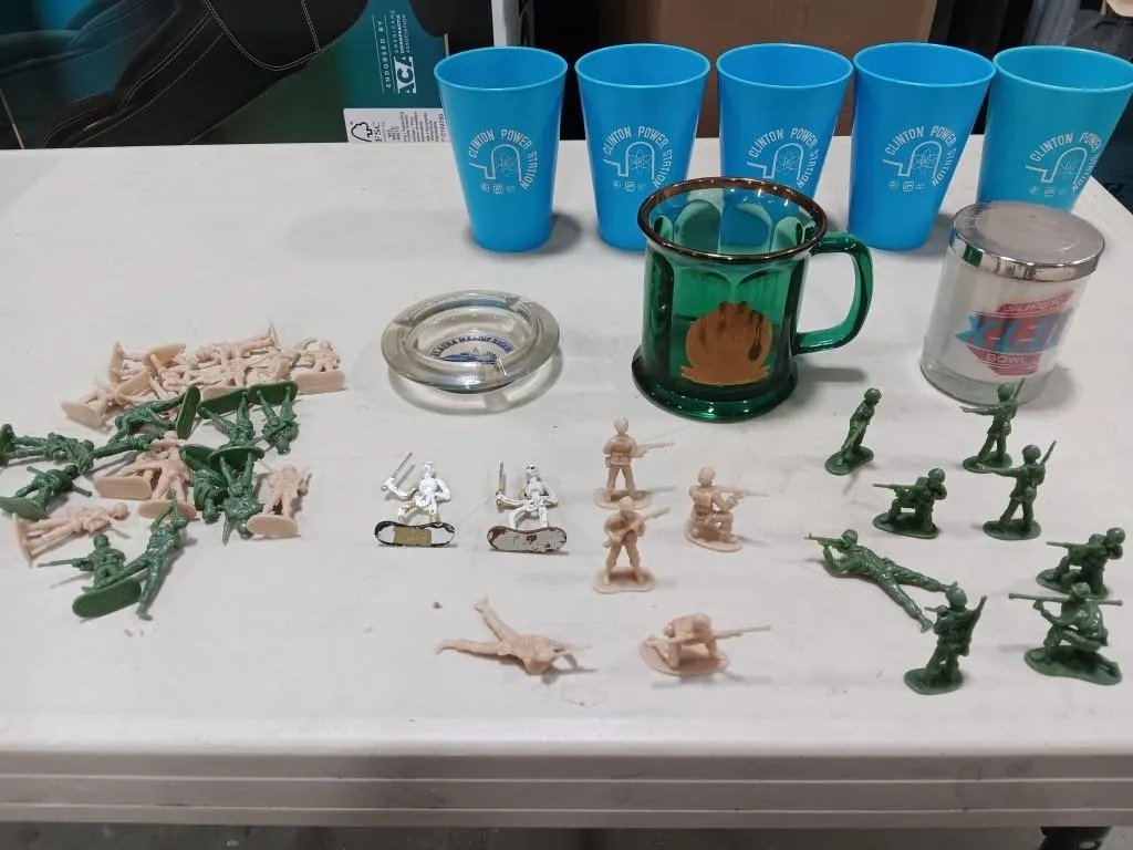 Assortment of this and that.
Toy soldiers,
