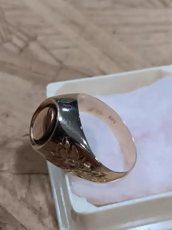 Vintage gold ring with opal black stone. 18K Gold