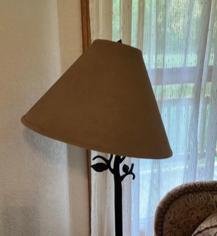 Metal Floor Lamp with Leaf Motif