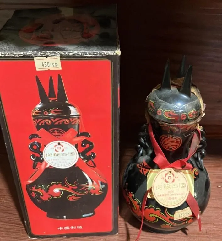Banlong Gujiu Ceramic Vessel with Lid