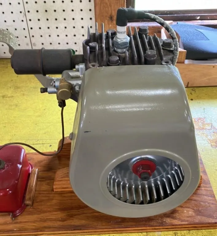 Small Engine Display Model with Fuel Tank