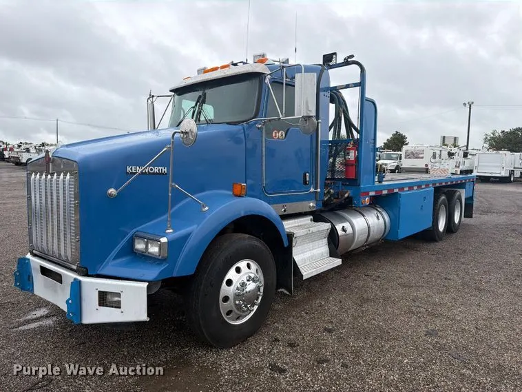 2011 Kenworth T800 flatbed truck