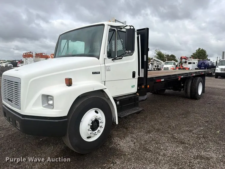 2004 Freightliner FL70 flatbed truck