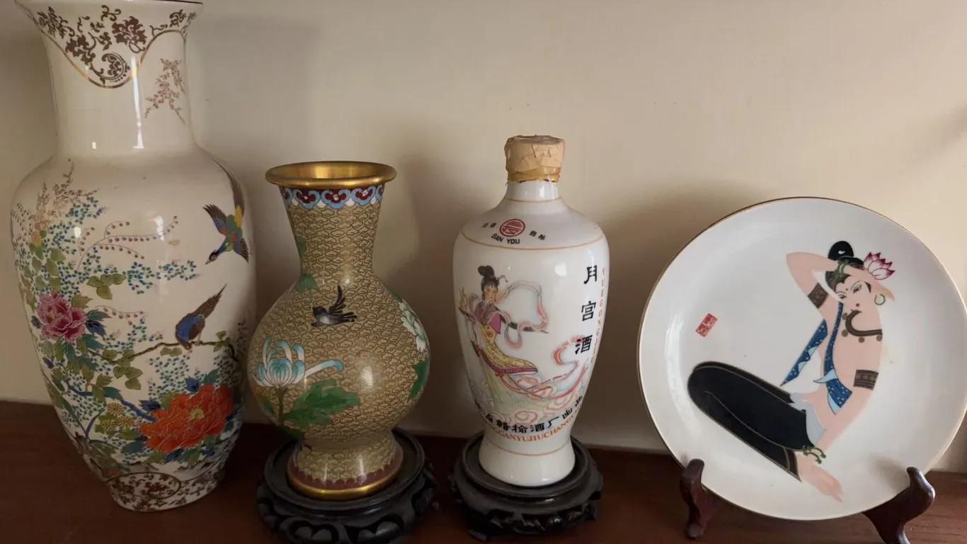 Chinese Vases and Decorative Plate, Floral and Figure Motifs, 4 Pieces